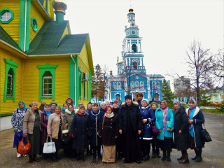 Группа паломников Чистопольской епархии у святых храмов, г.Ульяновск